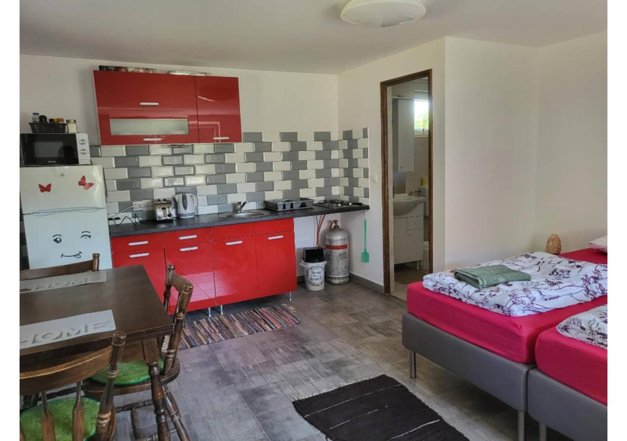 Forras Vendeghaz Apartment Tata Exterior photo
